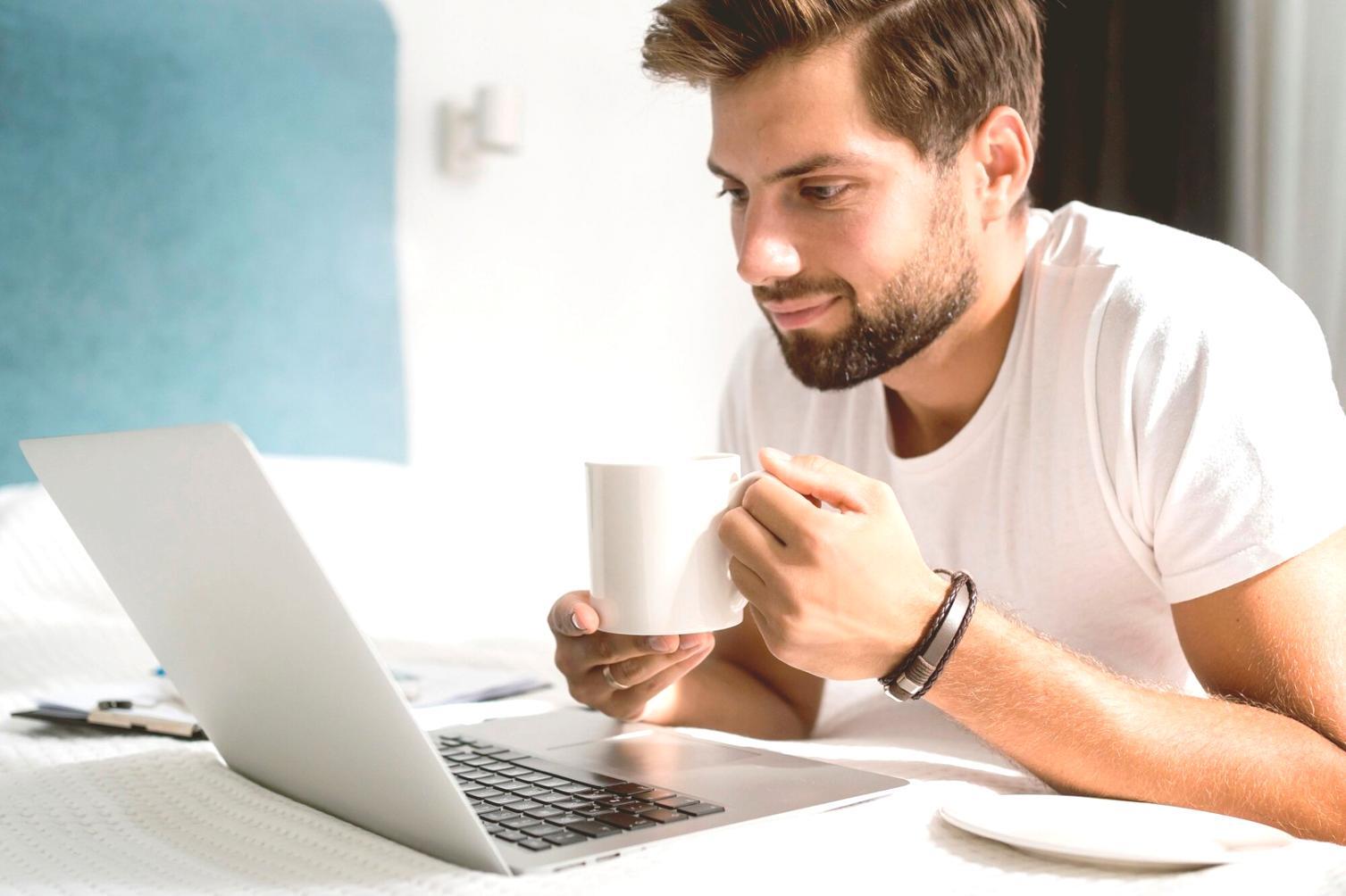 Espace de travail organisé avec agenda et documents financiers